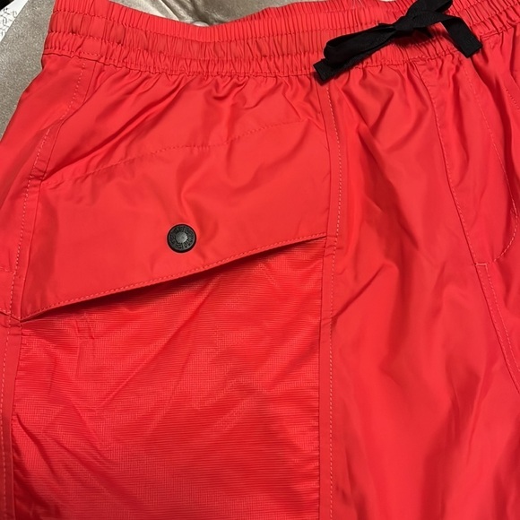The north face women’s outline short in horizon red, new - Picture 4 of 15